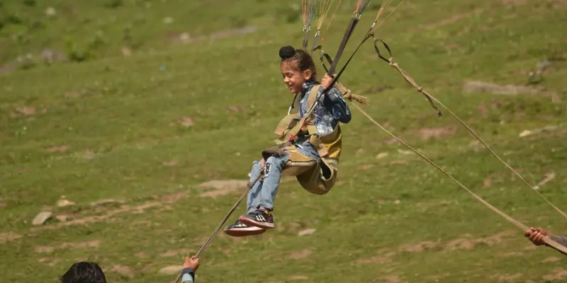 Best Season For Paragliding In Solang Valley Manali Girl enjoying paragliding insolang valley
