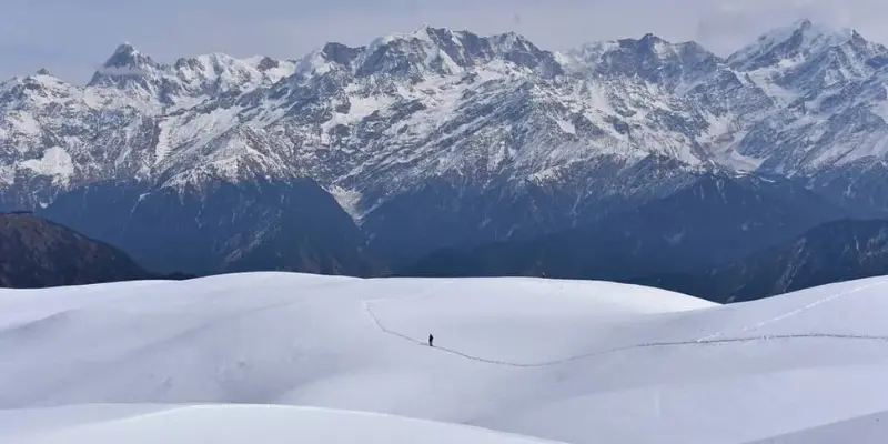 dayara bugyal trek winter view