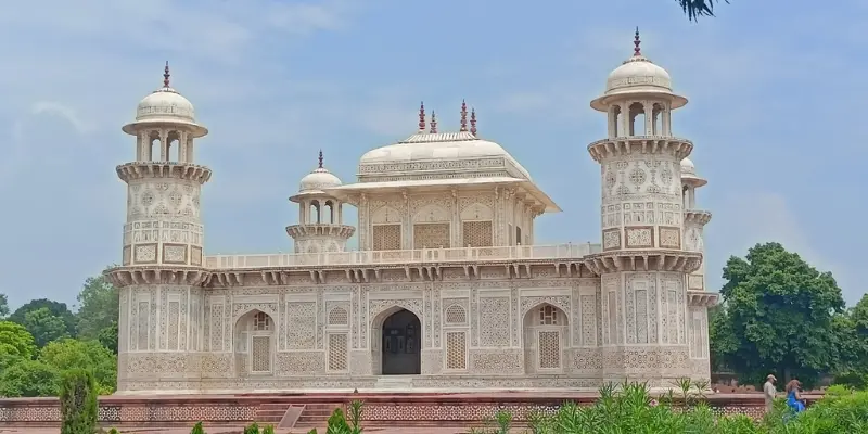 Etmad ud daulahs Tomb view