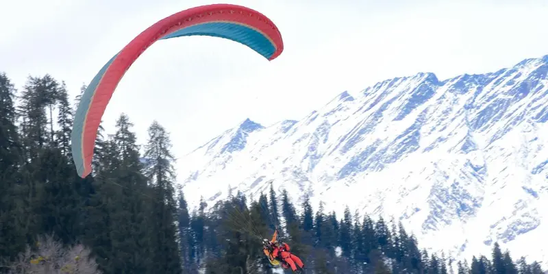 Manali Solang Valley Paragliding In Winter Winter paragliding in solang valley manali