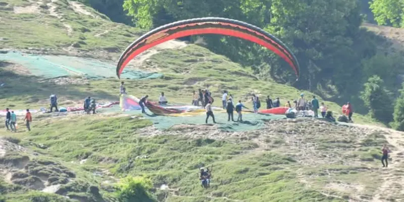 Peak Paragliding Season View In Solang Valley peak paragliding season in solang valley