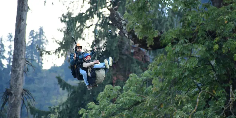 Safe Tandem Paragliding In Solang Valley safe tandem solang valley paragliding